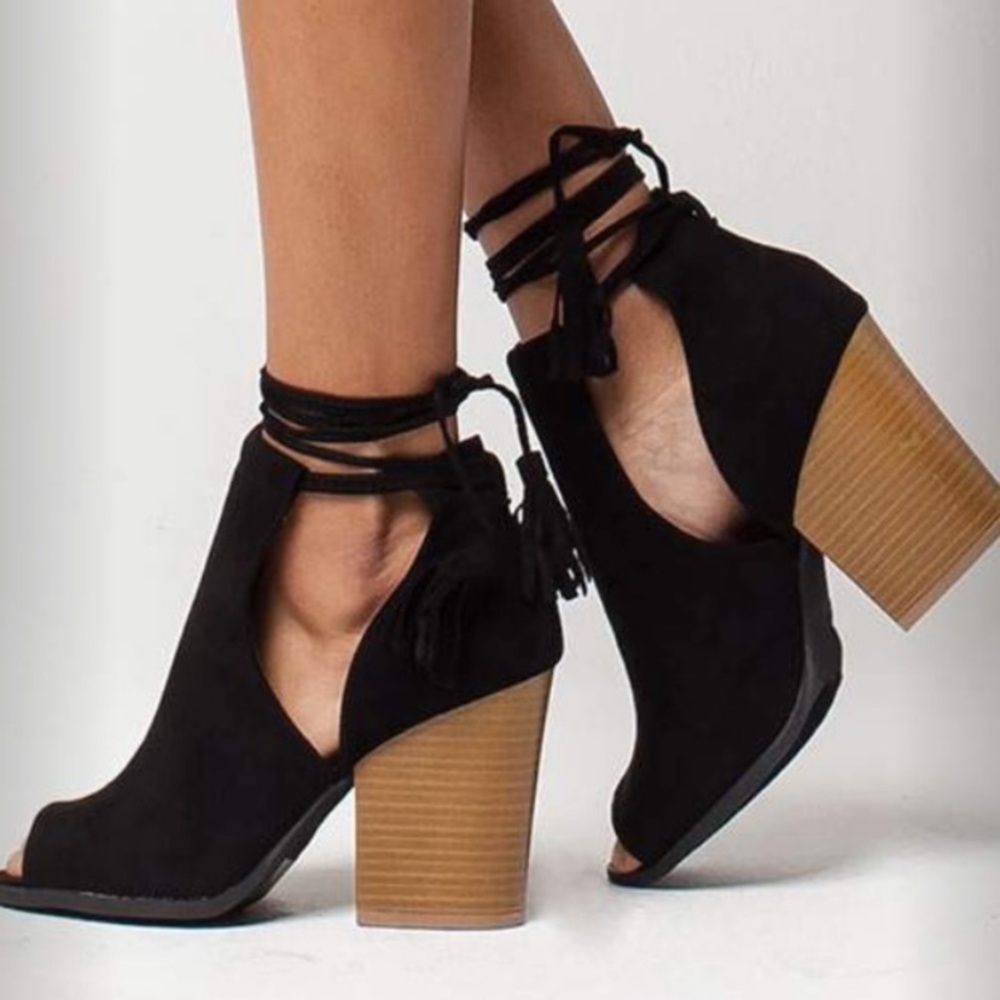 Qupid black Peep toe suede booties!